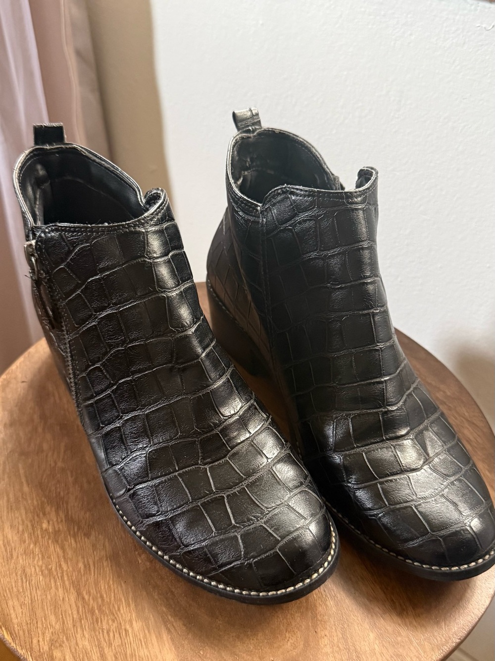 AMARO Black Crocodile-Embossed Ankle Boots – Size 37